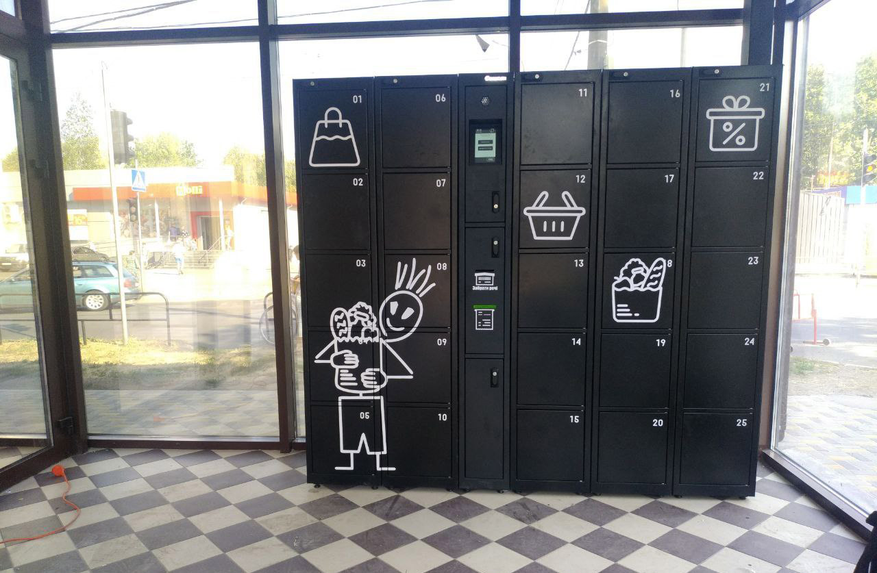 Automatici armadietto per lo stoccaggio nei negozi, supermercati Italia, Milano 2023 Casseforti armadietto per la conservazione in un supermercato e un negozio Italia, Milano 2023