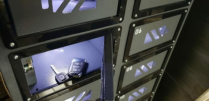 Dispositivo automatico di consegna e deposito chiavi