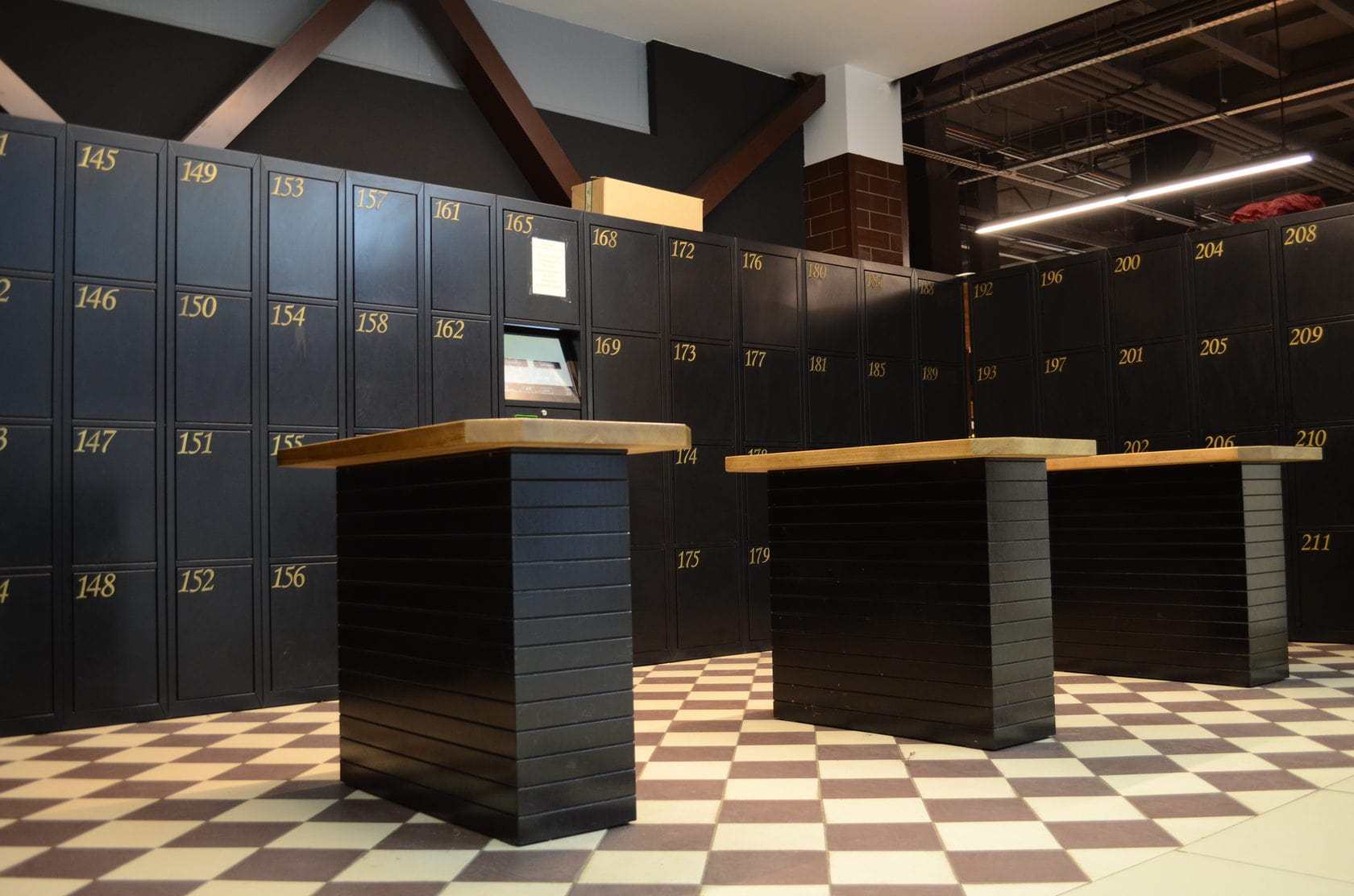 Automatici armadietto per lo stoccaggio nei negozi, supermercati Italia, Como 2016 Casseforti armadietto per la conservazione in un supermercato e un negozio Italia, Como 2016