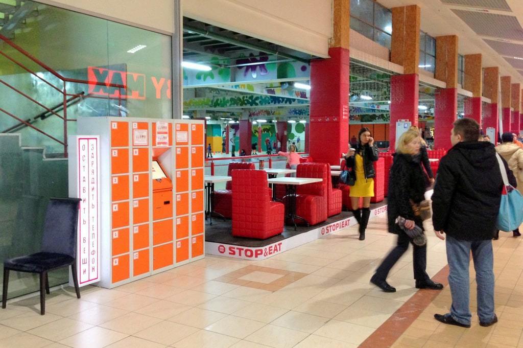 Automatici armadietto per lo stoccaggio nei negozi, supermercati Italia, Monza 2019 Casseforti armadietto per la conservazione in un supermercato e un negozio Italia, Monza 2019