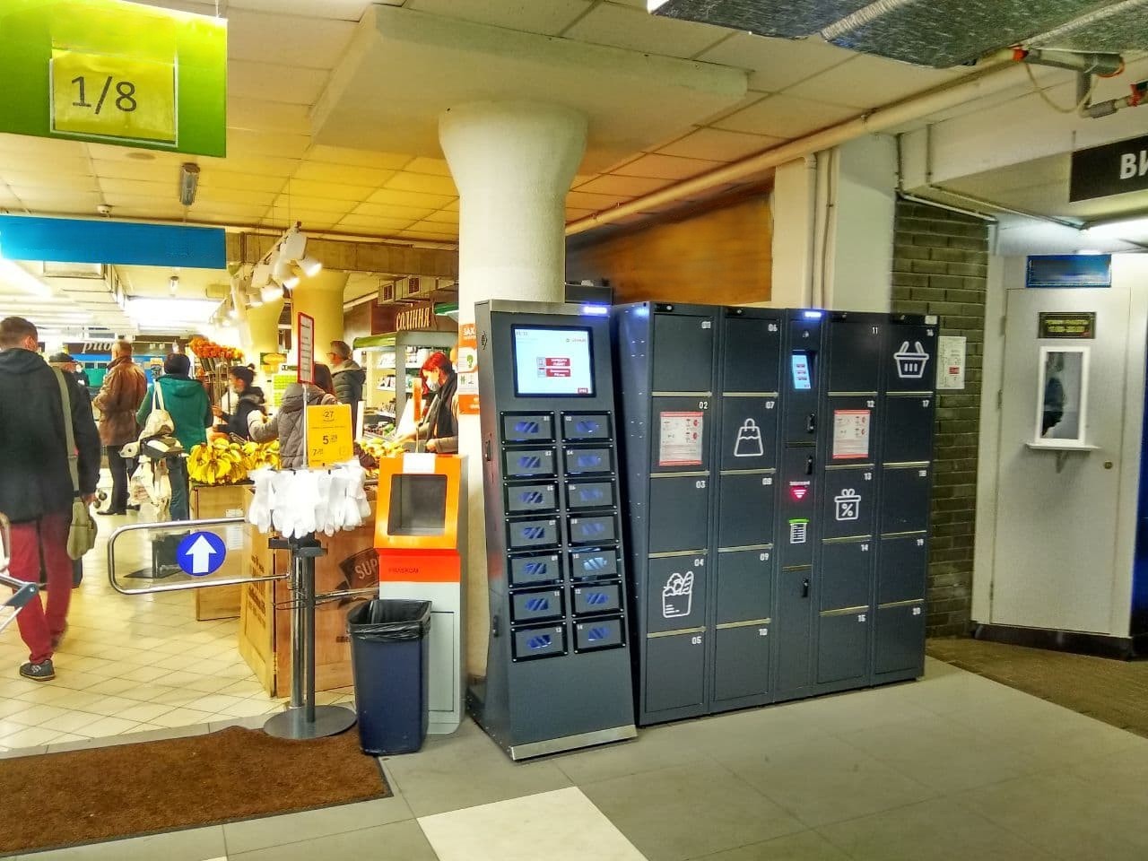 Automatici armadietto per lo stoccaggio nei negozi, supermercati Italia, Monza 2020 Casseforti armadietto per la conservazione in un supermercato e un negozio Italia, Monza 2020