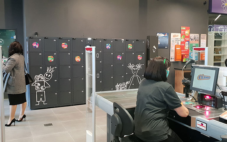 Automatici armadietto per lo stoccaggio nei negozi, supermercati Italia, Torino 2020 Casseforti armadietto per la conservazione in un supermercato e un negozio Italia, Torino 2020