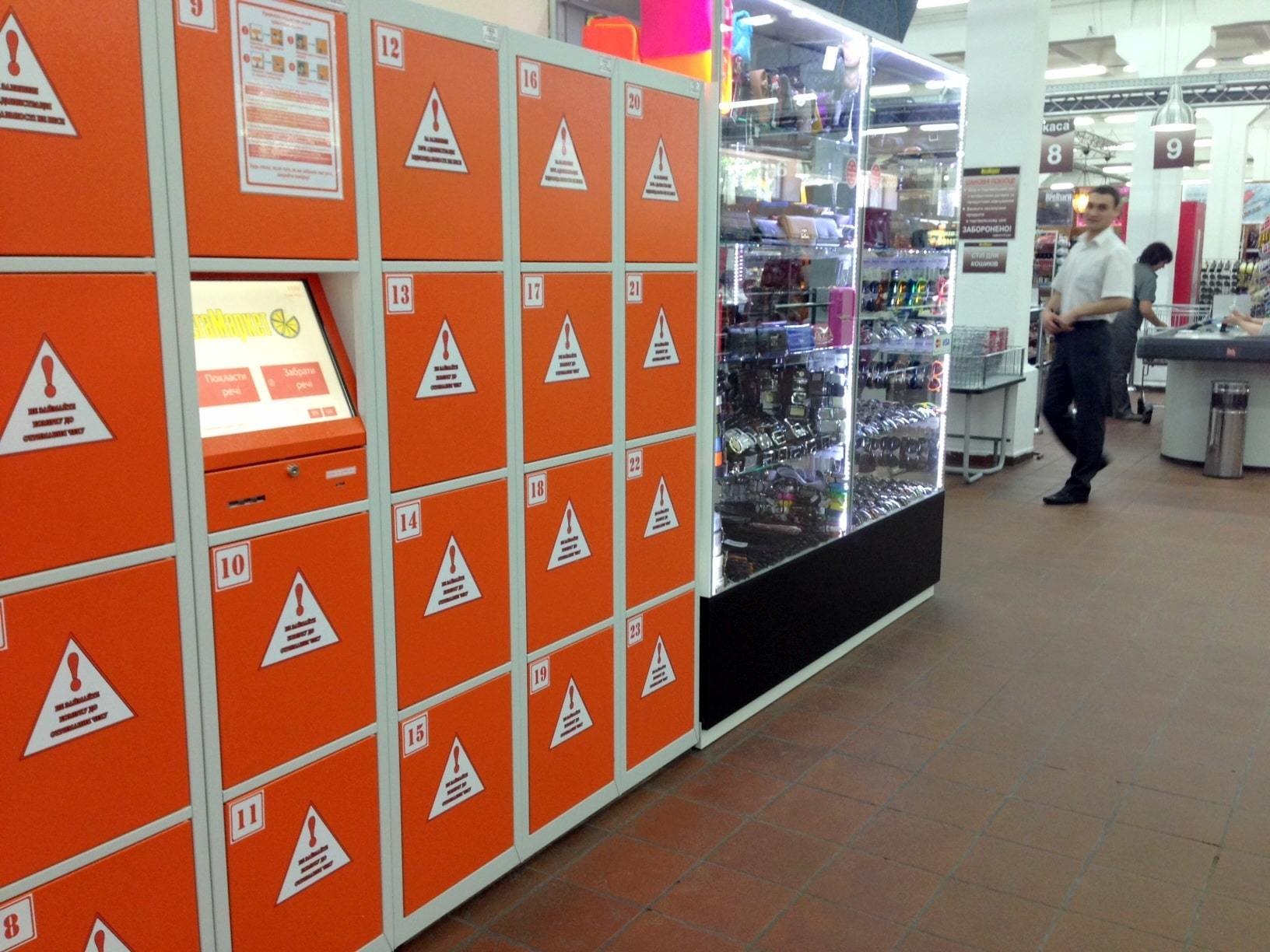 Automatici armadietto per lo stoccaggio nei negozi, supermercati Italia, Monza 2019 Casseforti armadietto per la conservazione in un supermercato e un negozio Italia, Monza 2019